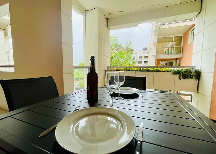 Shelter - City, Terrasse, Wifi, Netflix アパート